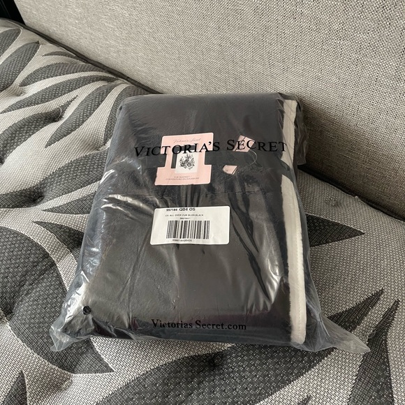 Victoria’s Secret Faux Fur Blanket,New with Tag 🏷🐇 - Picture 4 of 4